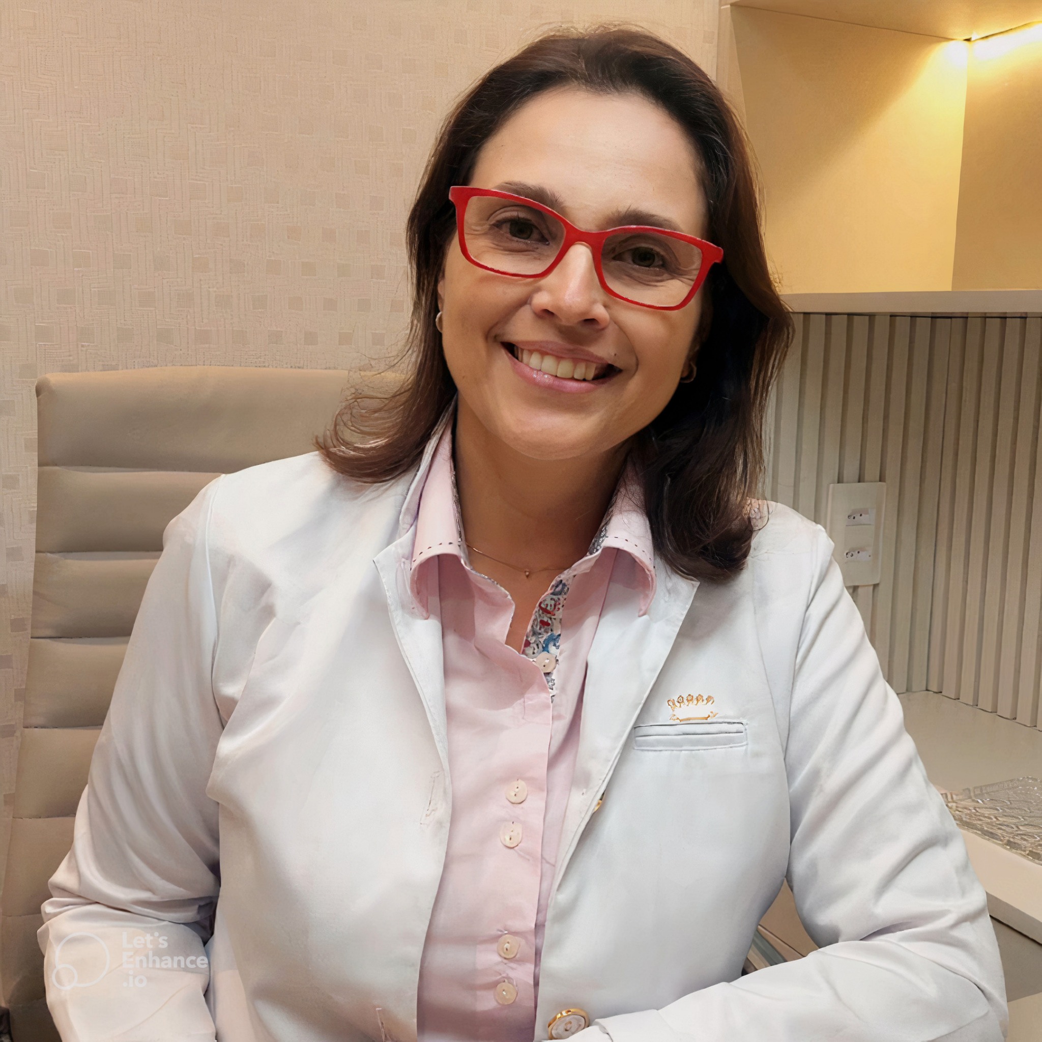 Alexandra Motta sorrindo em seu consultório